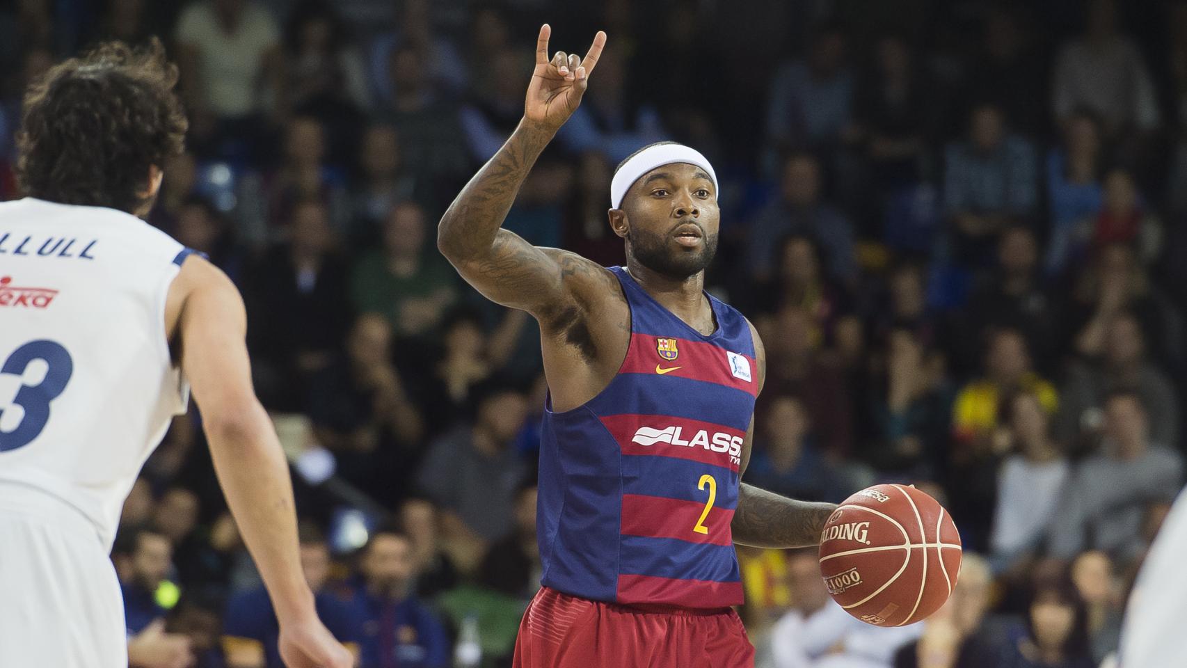 Tyrese Rice conduce el balón en el Barça-Madrid.
