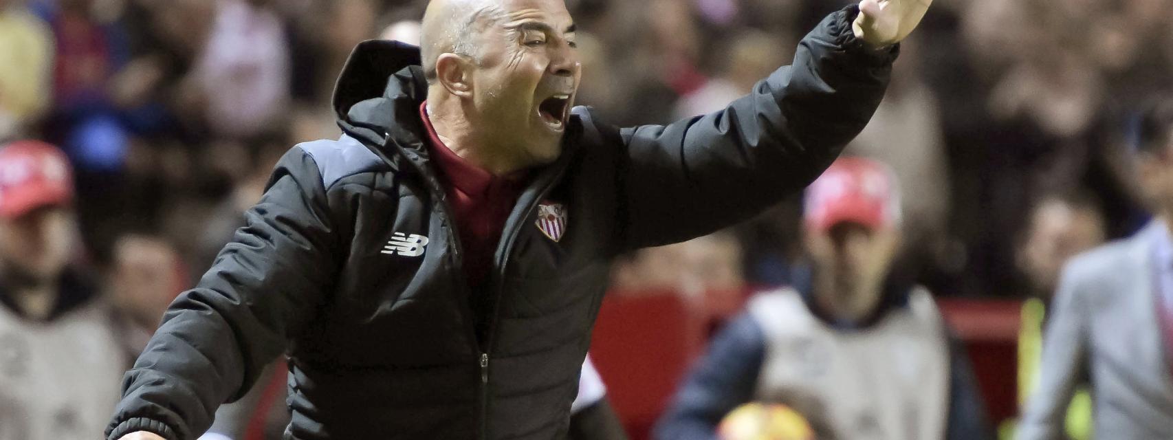 Sampaoli protesta durante un partido.