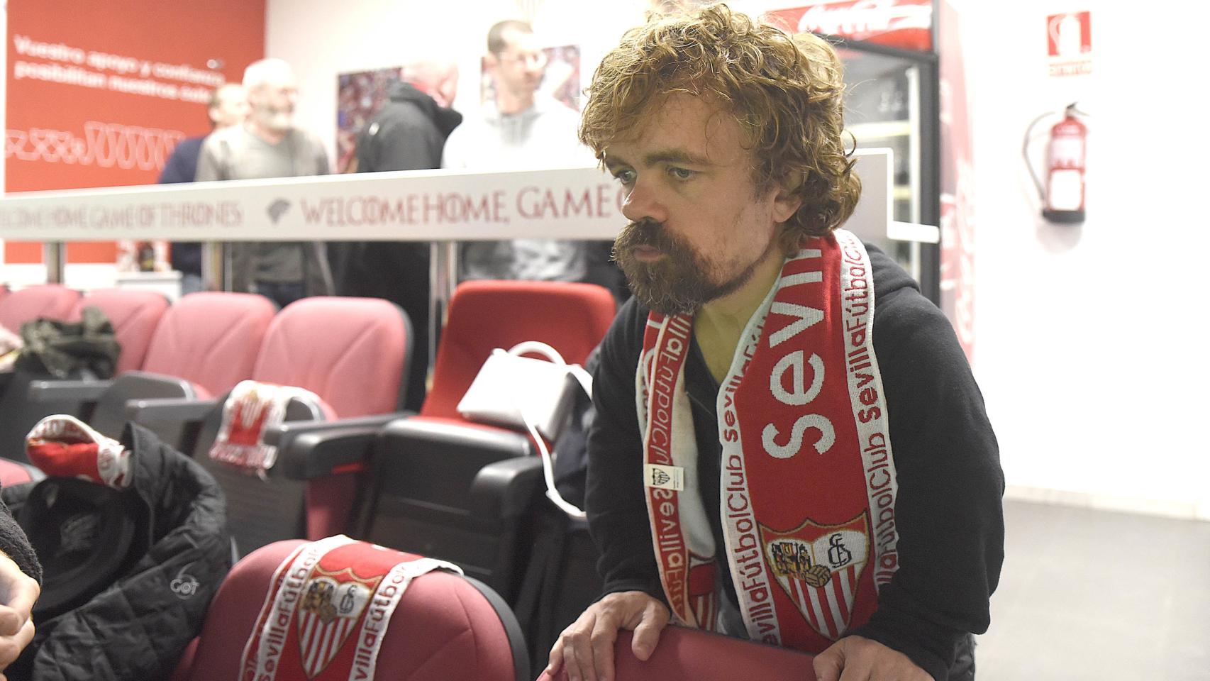 Peter Dinklage no dudó en ponerse la bufanda con los colores del equipo andaluz.
