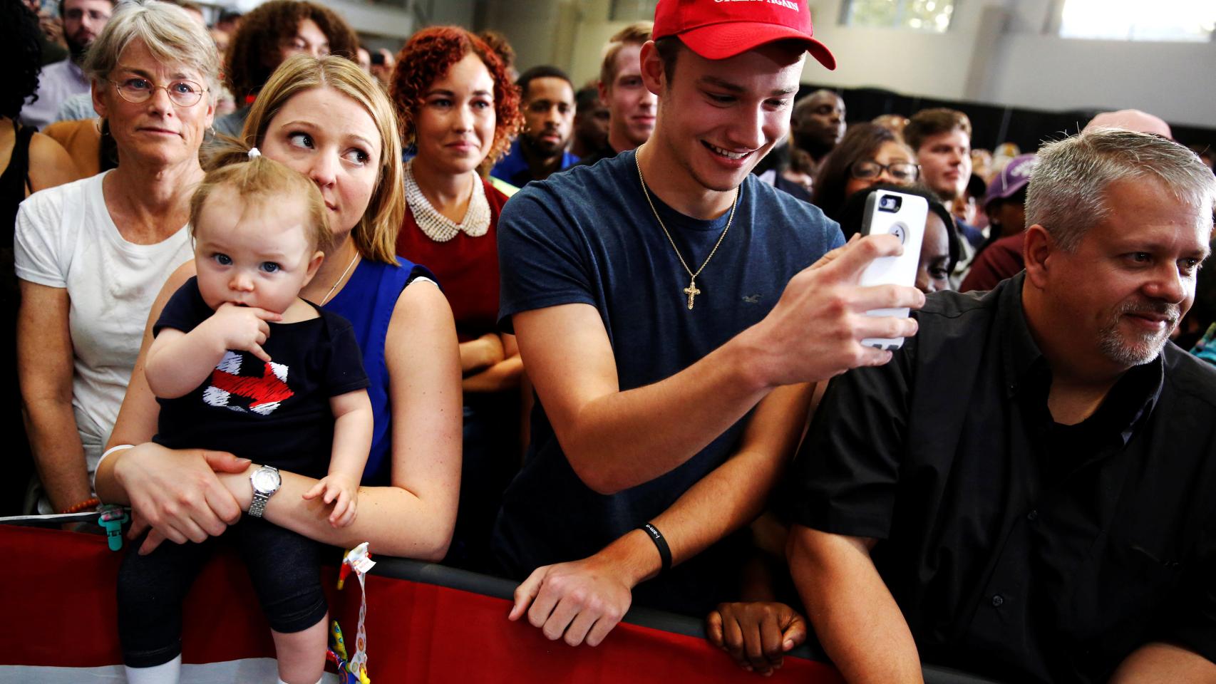Partidarios de Clinton y Trump escuchan a Obama en Columbus, Ohio.