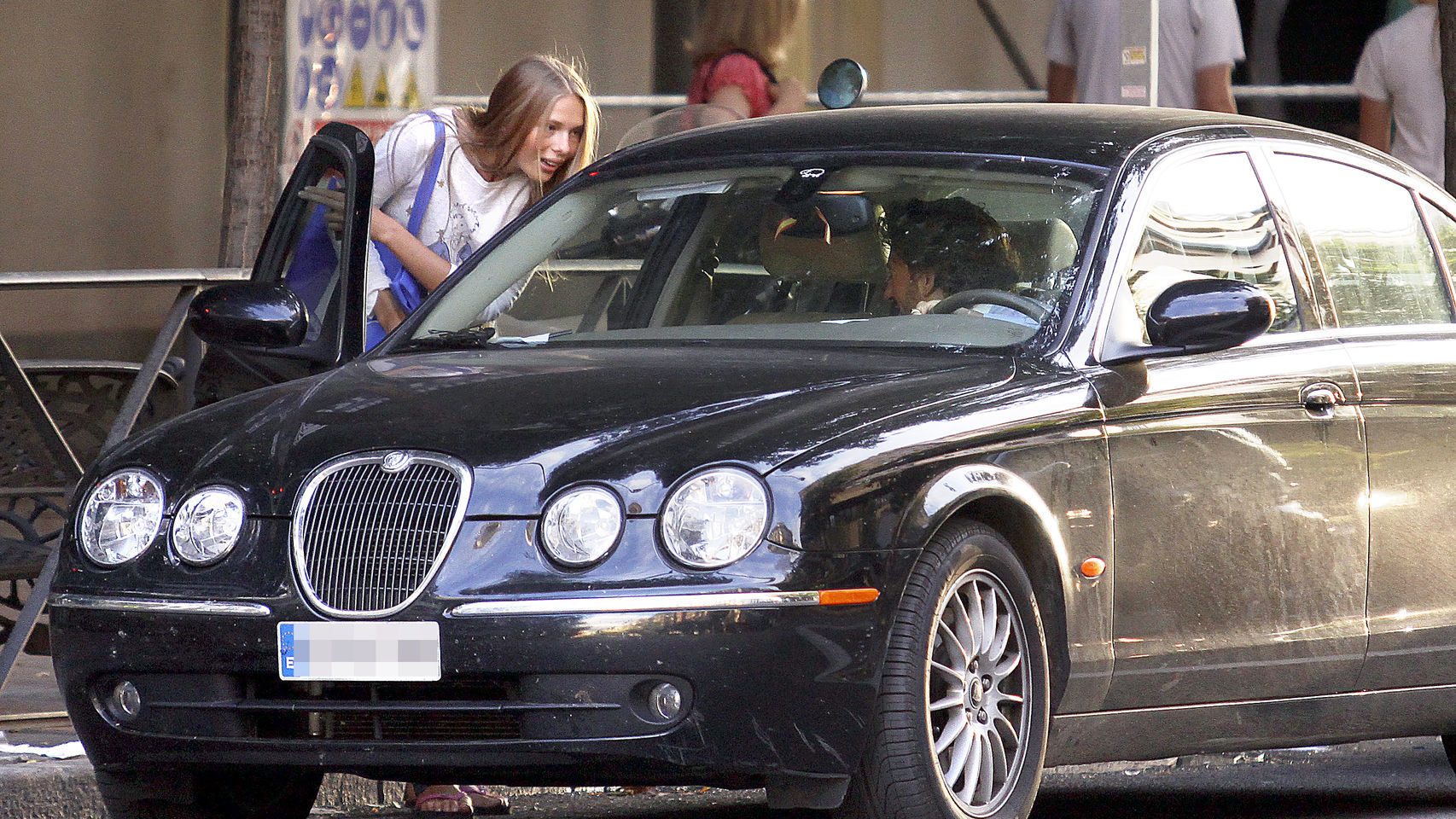 Álvaro de Marichalar en el interior de su vehículo, junto a una acompañante.