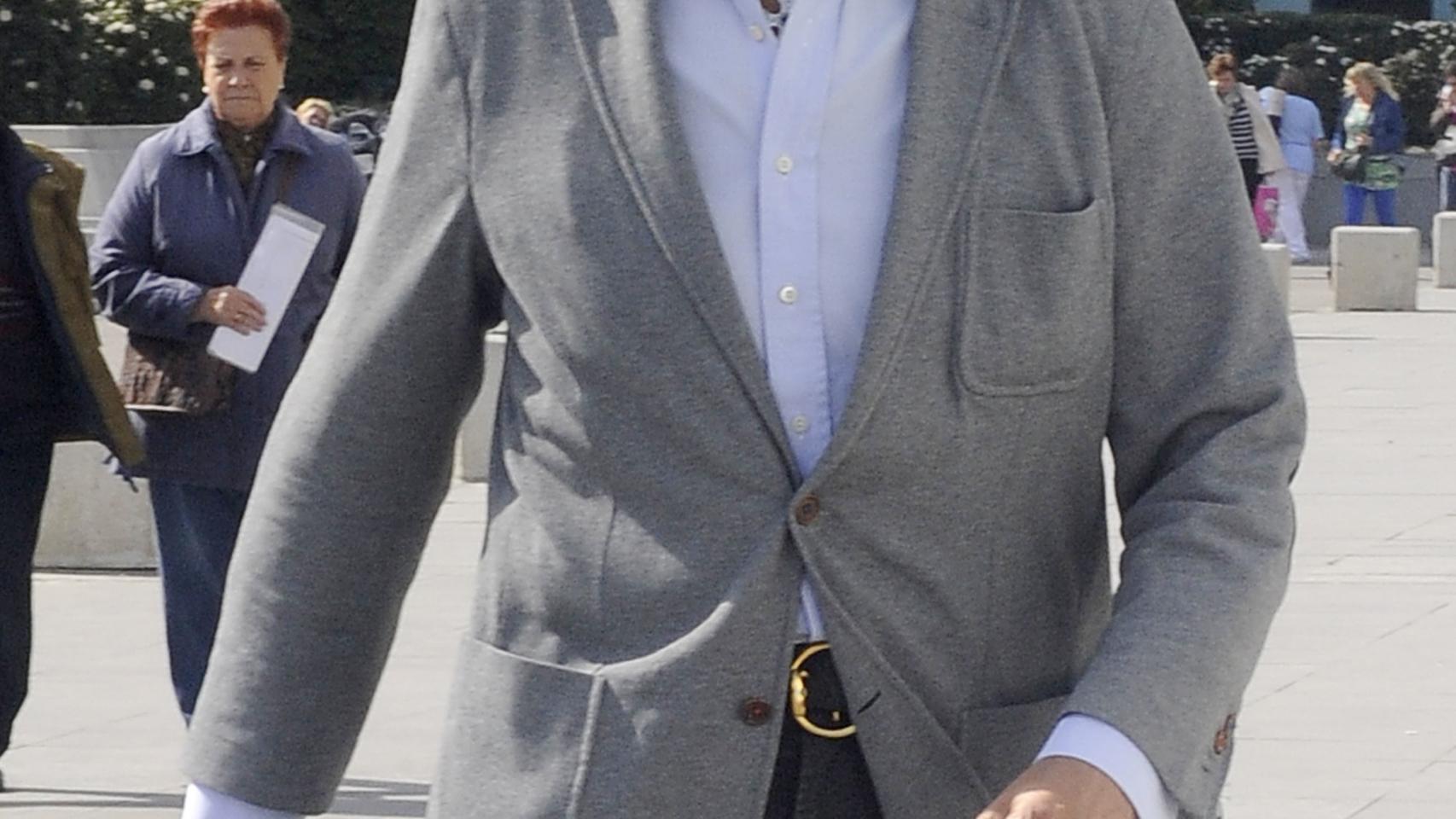 Álvaro de Marichalar, saliendo de un hospital de Madrid.