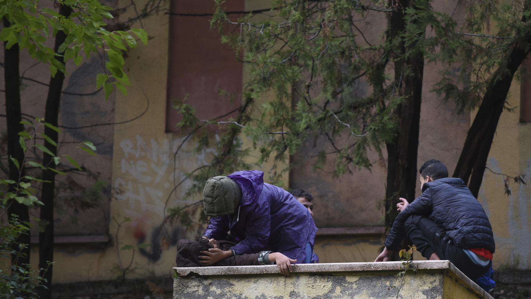 Los menores pasan el día en el parque.