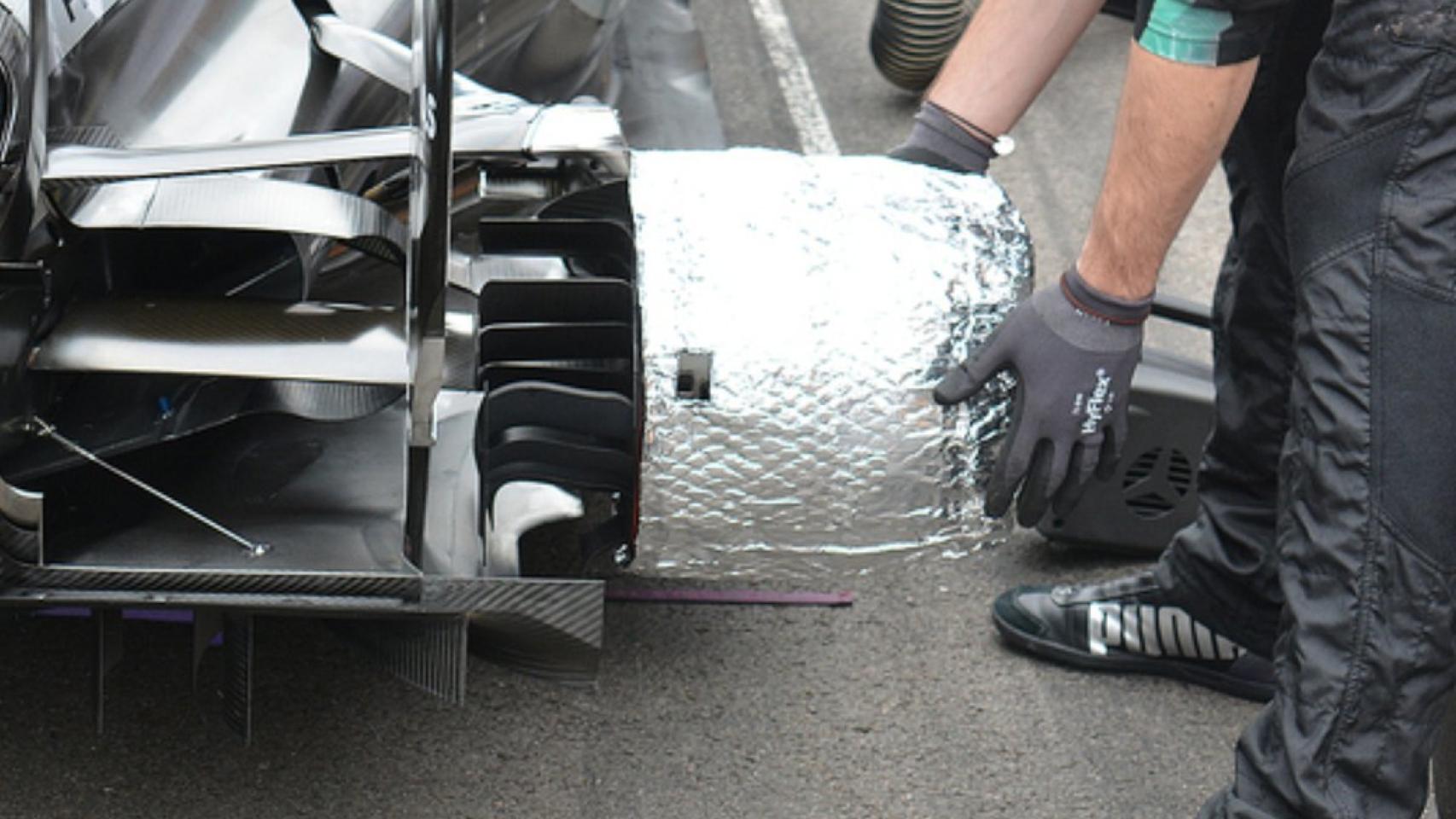 La llanta de un Mercedes sin su neumático.