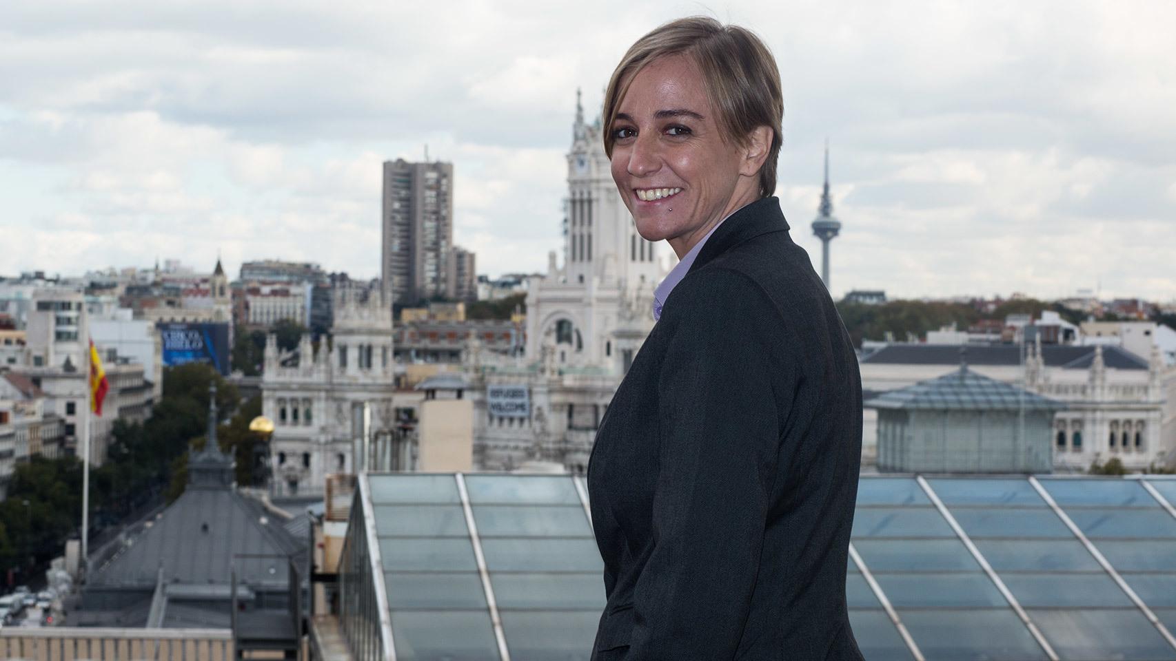 Tania Sánchez y el ayuntamiento de Madrid de fondo.