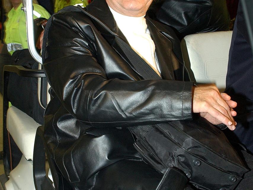 Ángel Cristo, en una estación de tren en el año 2005.