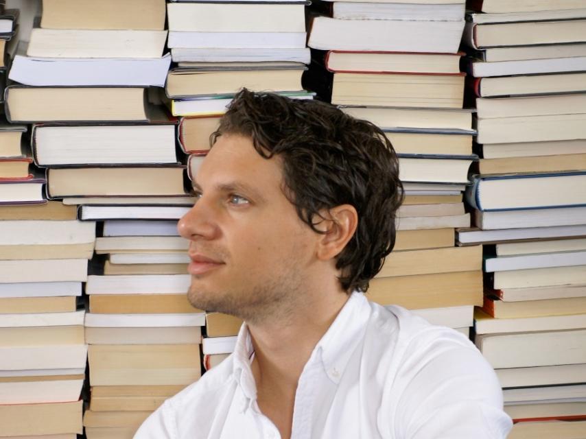 El escritor Raoul Martinez quiere movilizar a la población a terminar con la injusticia.