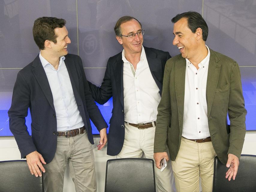 Fernando Martínez-Maillo (d), junto con Alfonso Alonso (centro) y Pablo Casado (i).