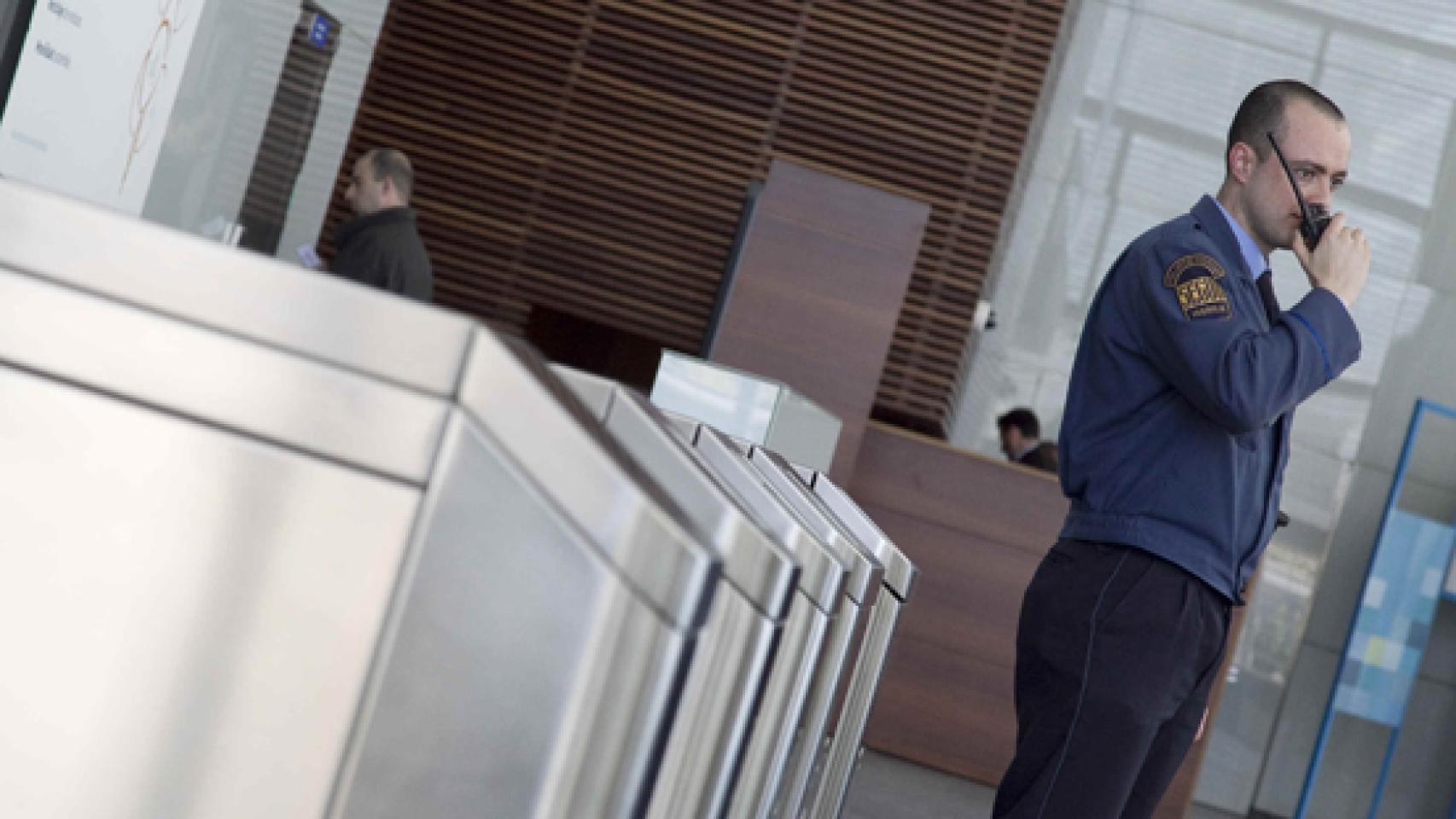 Un vigilante de seguridad privada durante su turno, en una imagen de archivo.