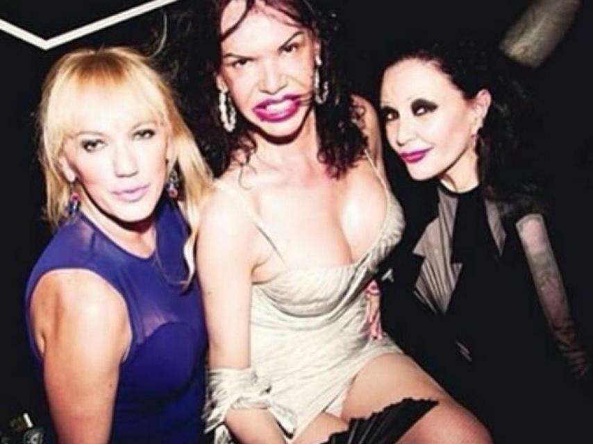 Topacio, La Veneno y Alaska posan juntas en una fiesta.