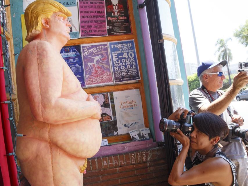 Una estatua desnuda del candidato republicano Donald Trump.
