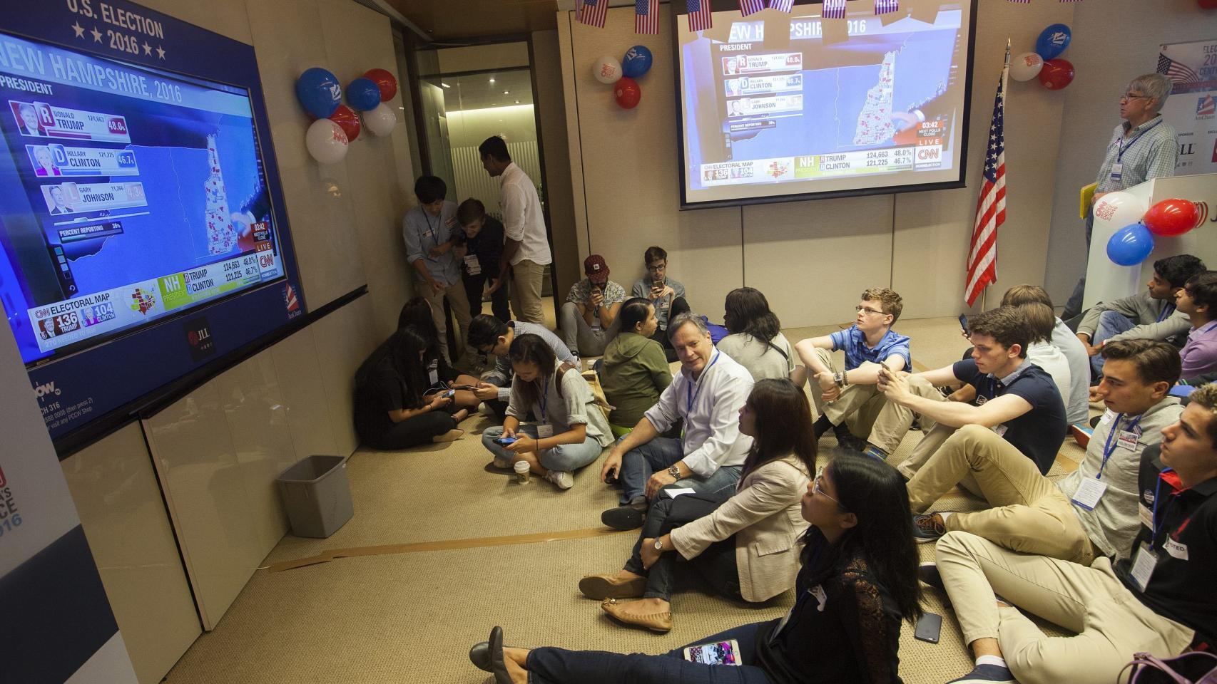 Ciudadanos siguen en Hong Kong las elecciones estadounidenses.