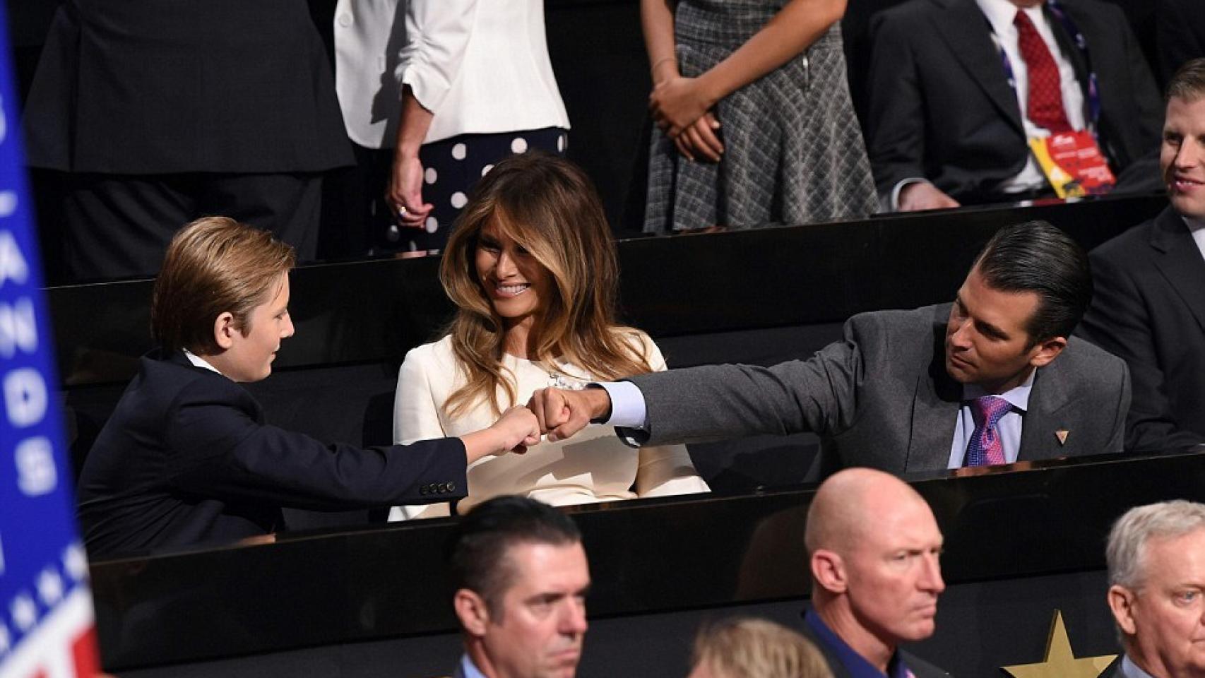 Saludando a su hermano Donald Trump Jr.