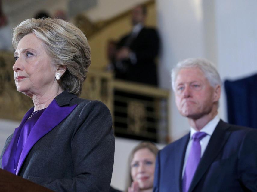 Hillary Clinton, durante su comparecencia, bajo la mirada de Bill Clinton.