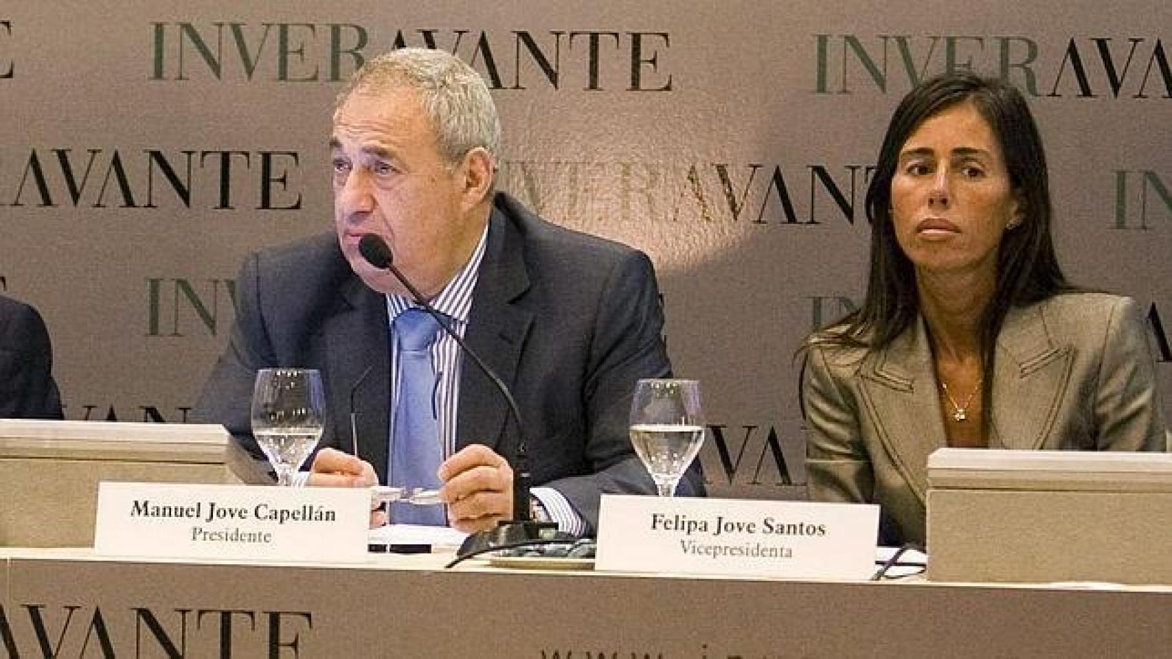 Jove junto a su hija Felipa en una comparecencia de Inveravante.