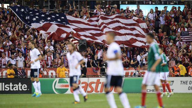 Una bandera de Estados Unidos durante un partido ante México en Ohio.