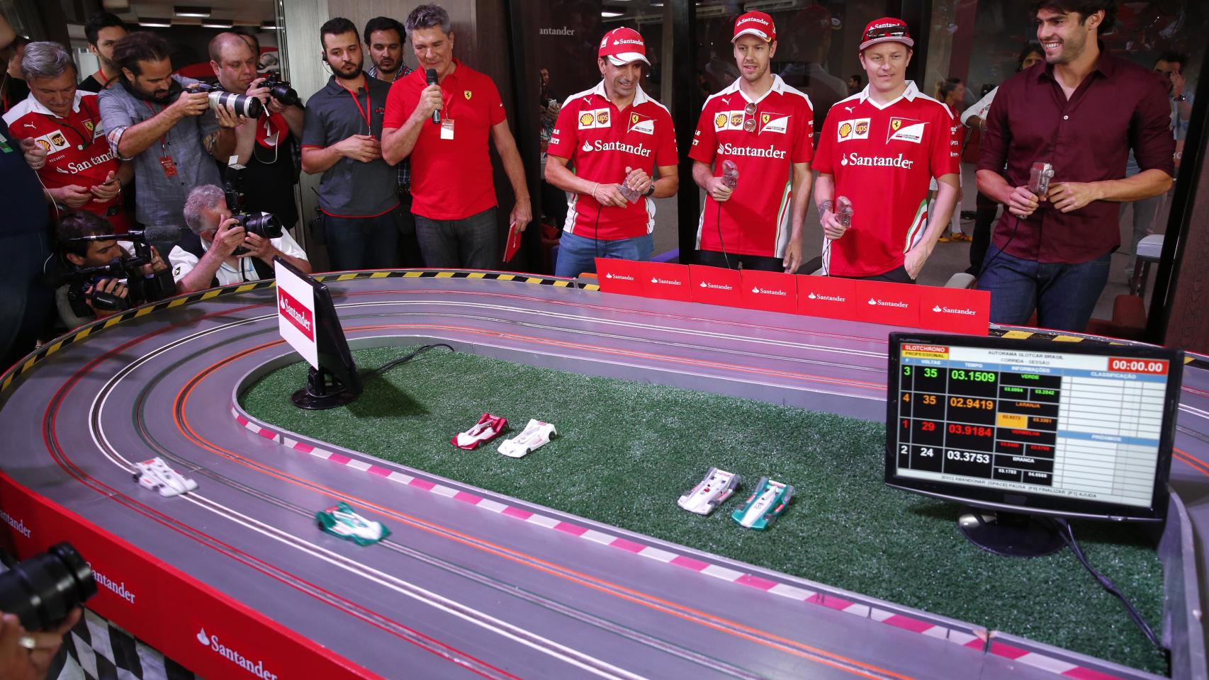 Los pilotos de Ferrari durante un evento promocional en Brasil.