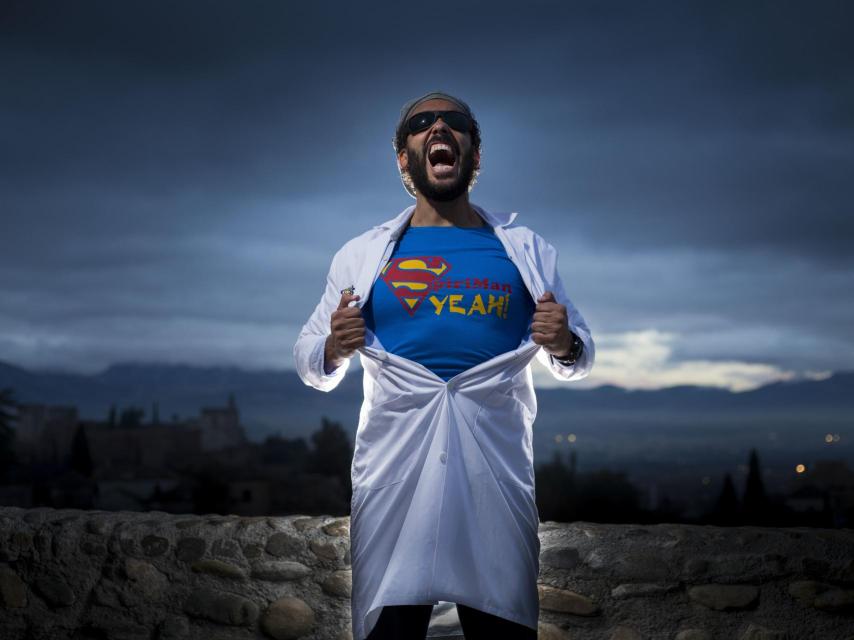El doctor Jesús Candel, conocido como Spiriman, posando sobre el skyline de Granada.