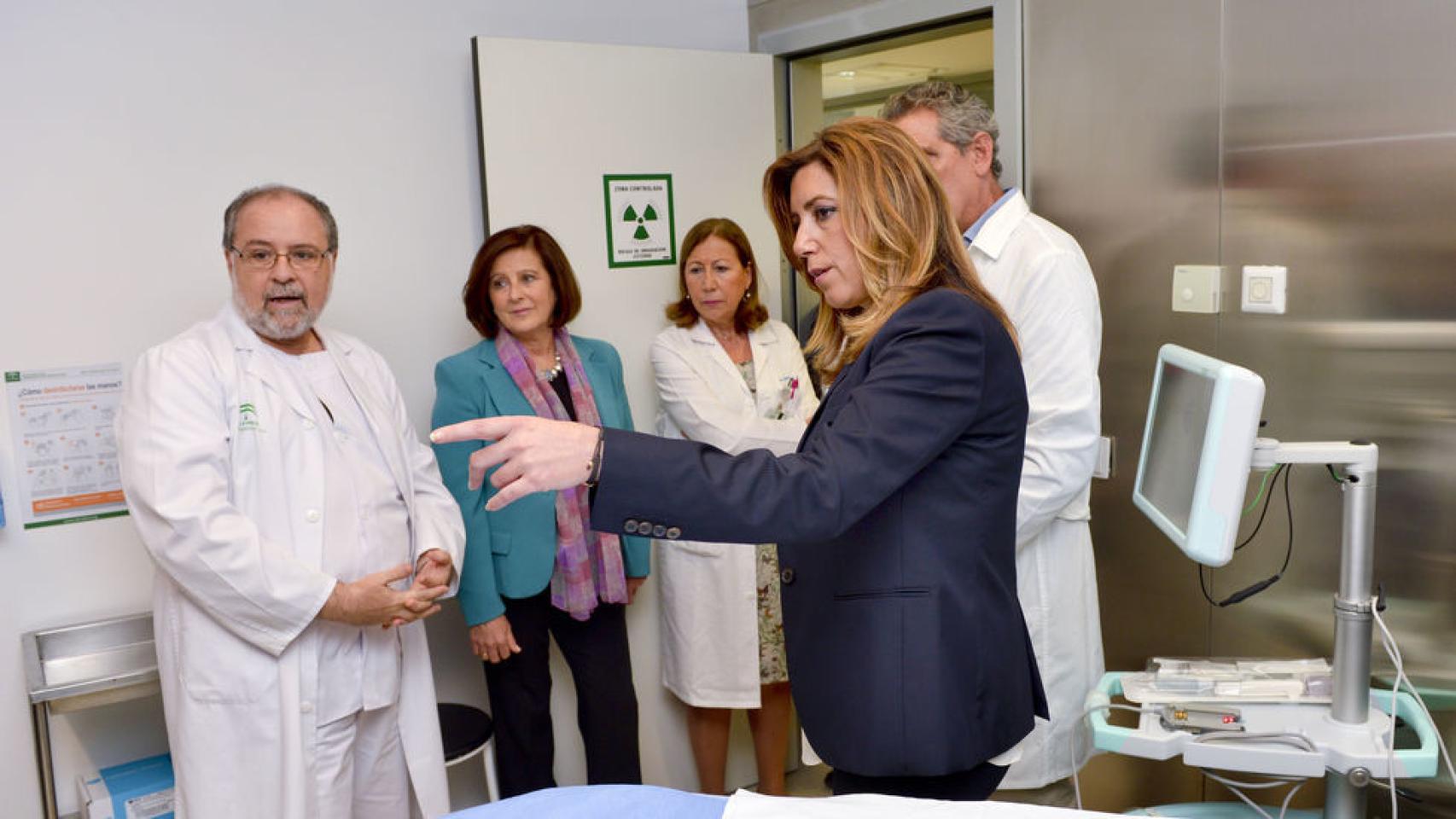 La presidenta andaluza, Susana Díaz, durante una visita al hospital hispalense de Valme.