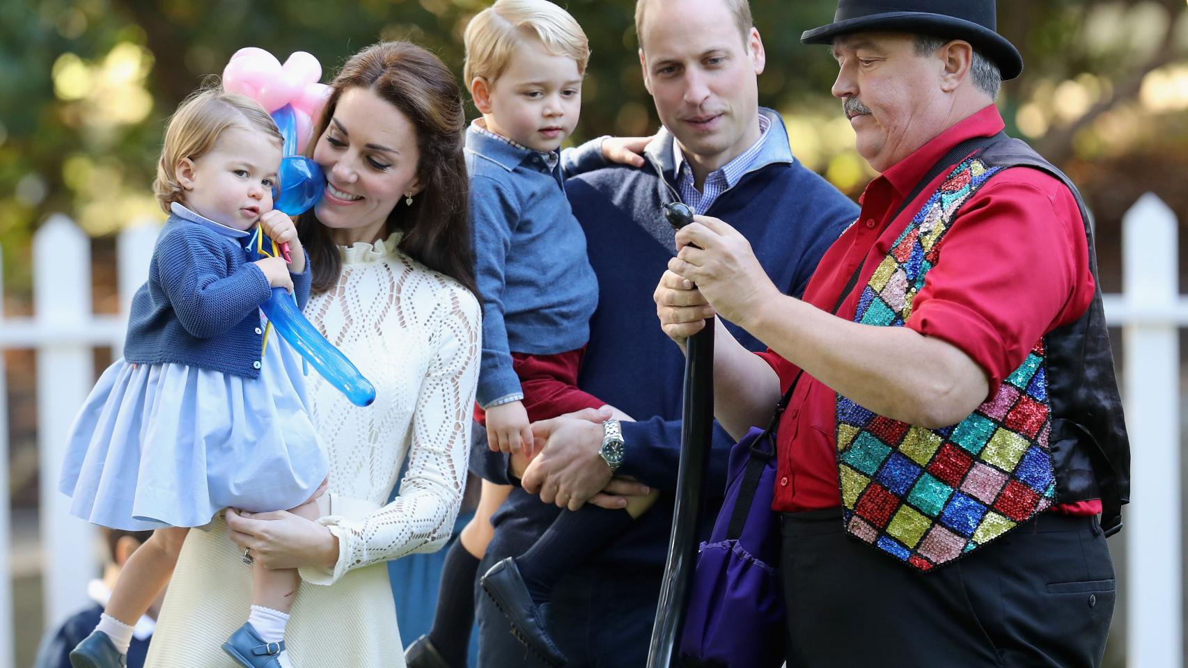 Guillermo y Catalina junto a sus hijos, durante su viaje a Canadá este mismo año.