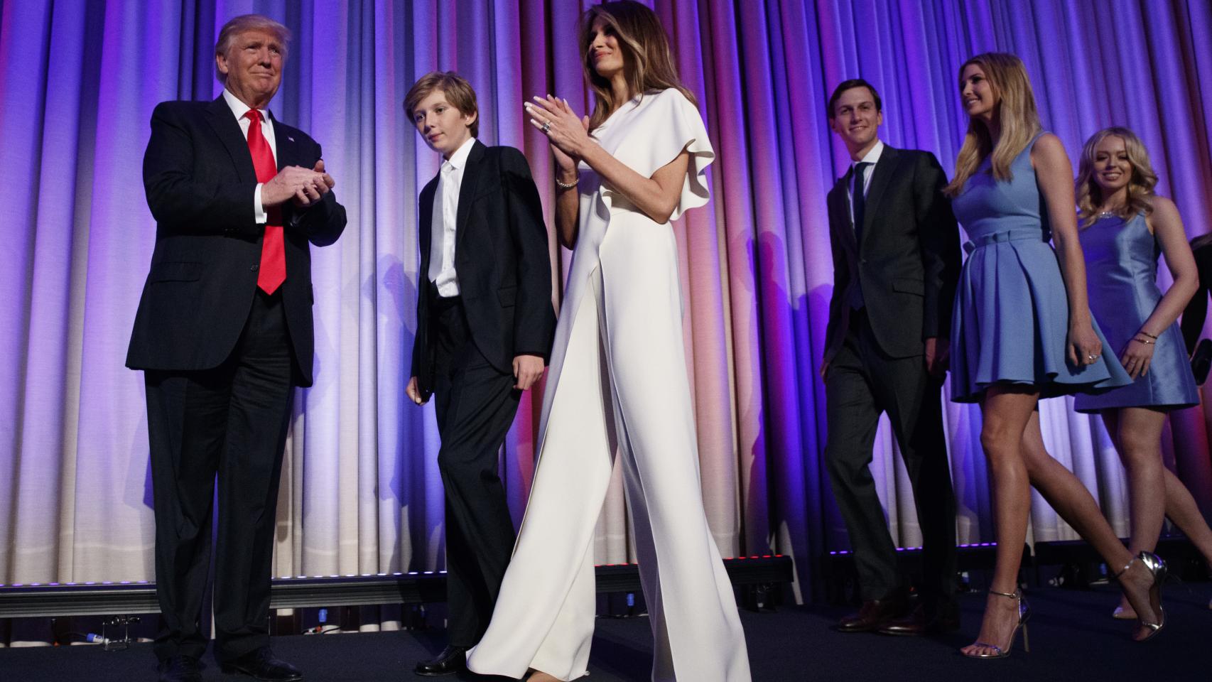Melania vestía un mono de color crudo firmado por Ralph Lauren la noche de la victoria de su marido.