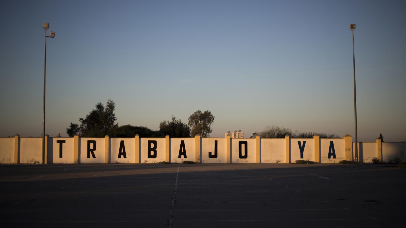 Sol de amanecer en la factoría de Navantia en San Fernando (Cádiz), la principal beneficiada ante el posible contrato con Arabia Saudí.