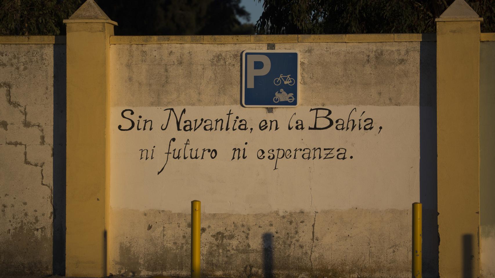 Sol de amanecer en la factoría de Navantia en San Fernando (Cádiz).