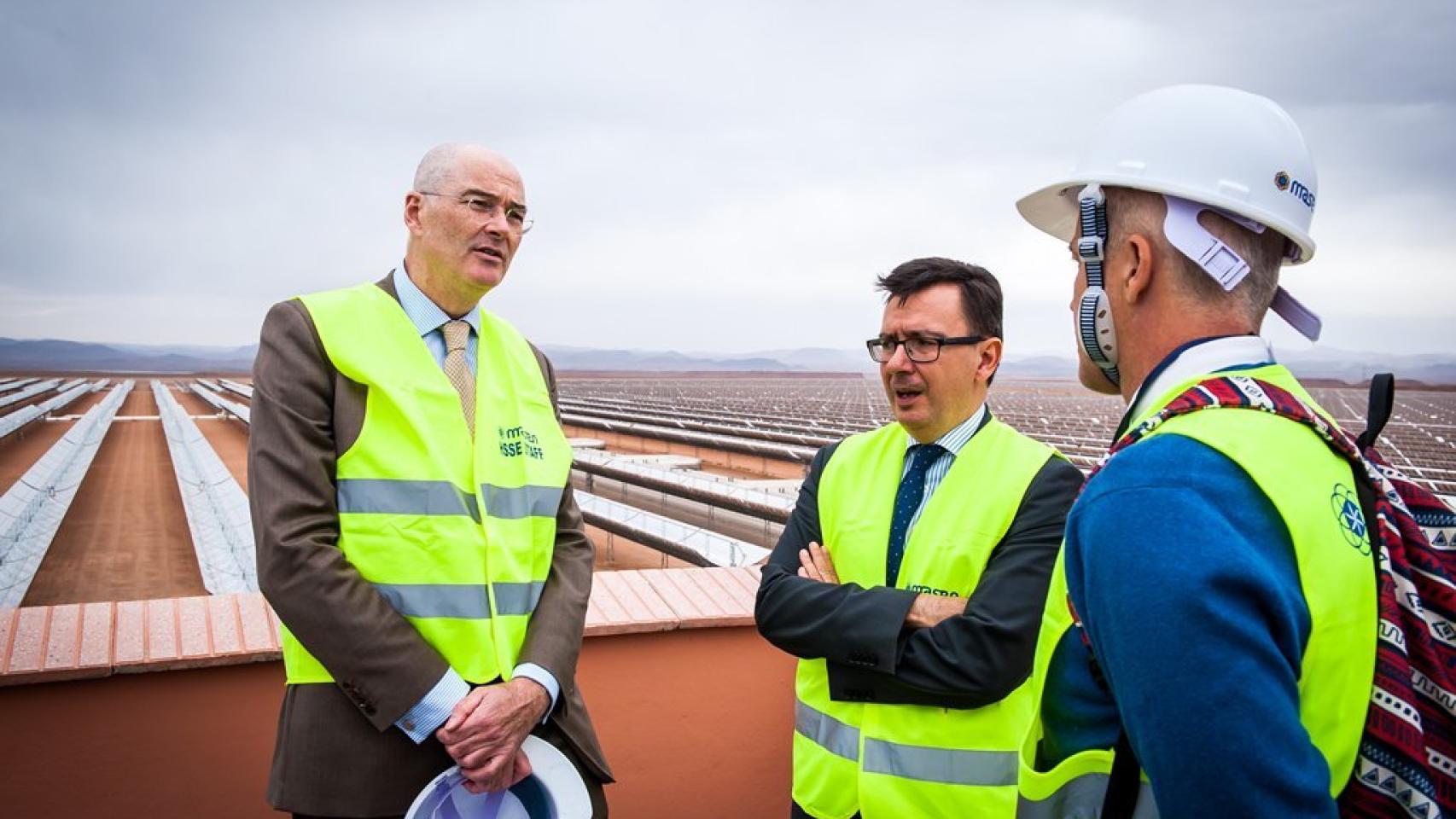 Escolano (c), junto a Rupert Joy (i), embajador de la UE.