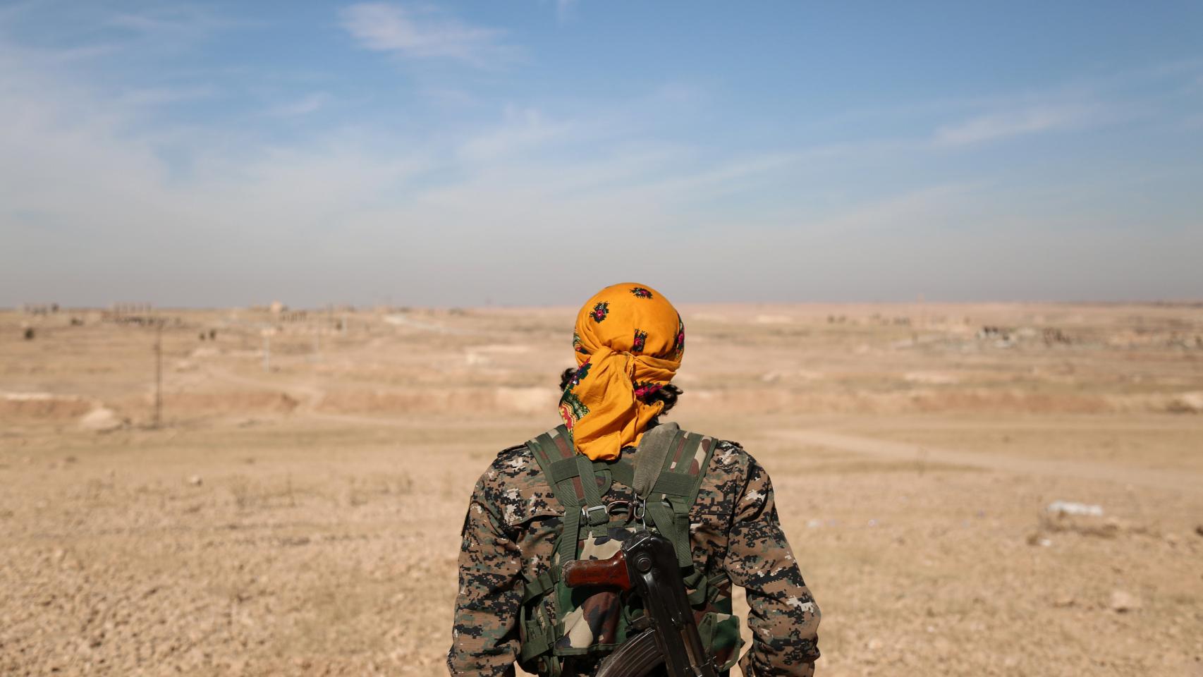 Un combatiente de la Fuerza de Siria Democrática, al norte de Raqa en el segundo día de asedio.