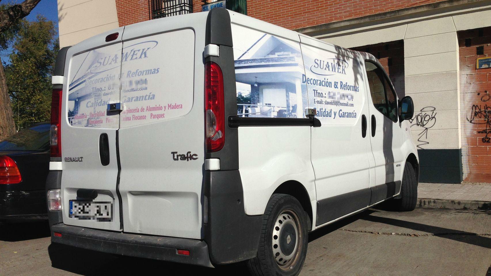 Slawomir, el padre de Laura, tiene una empresa de reformas y decoración. Su furgoneta de trabajo seguía aparcada este martes en la calle trasera de su casa. A.L.