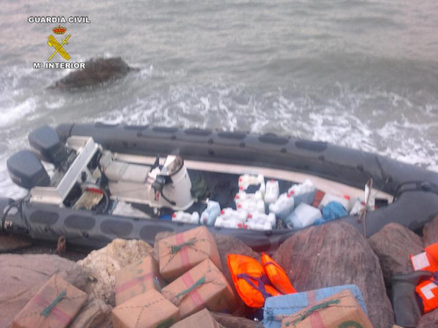 Una lancha cargada de bidones de gasolina tras la aprehensión por parte de la Benemérita del hachís que transportaba.