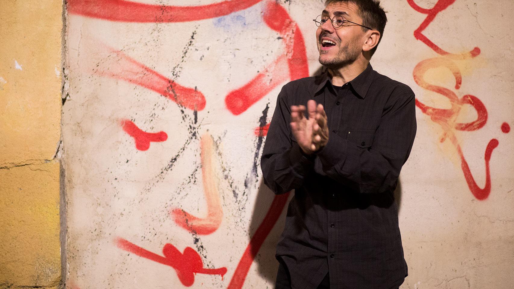 Monedero bromea durante el posado.