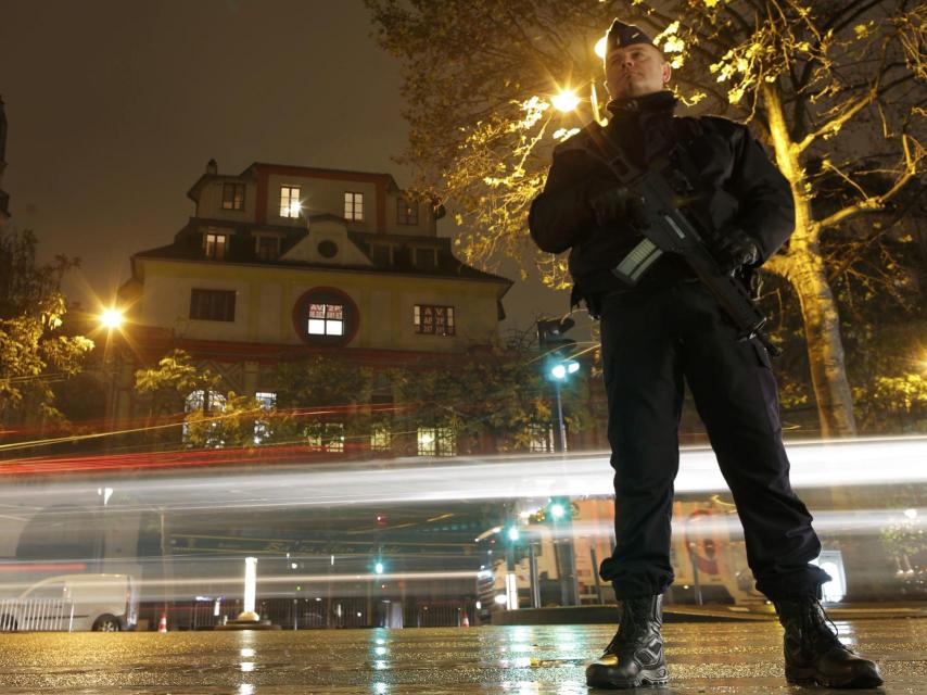 Uno de los militares desplegados en este aniversario en el distrito 11 de París.