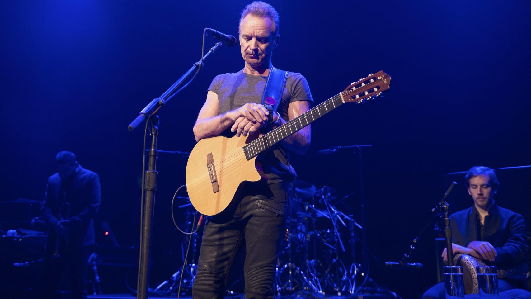 Momento en el que el cantante británico hace un minuto de silencio.