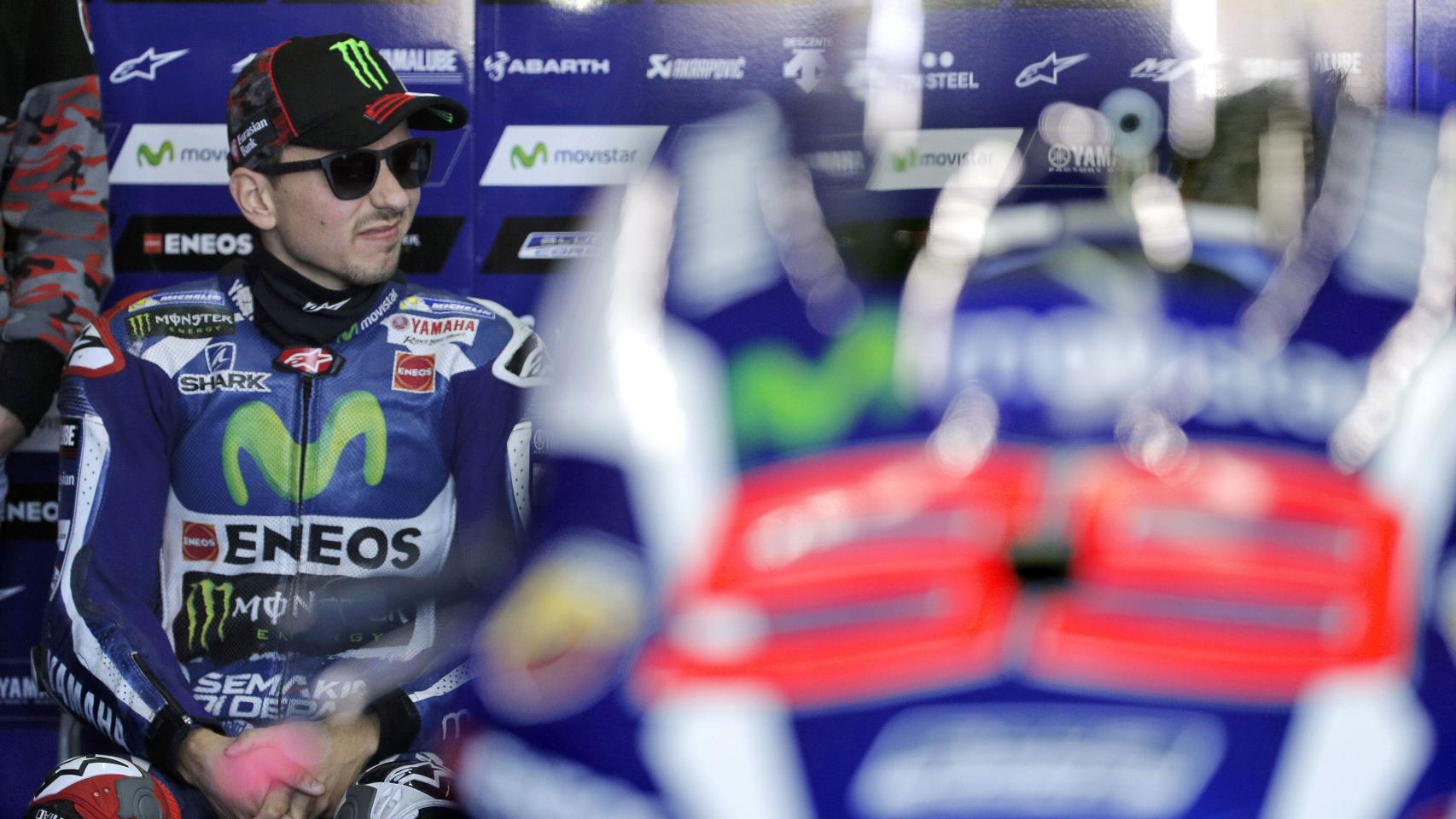 Lorenzo en su box en Cheste.