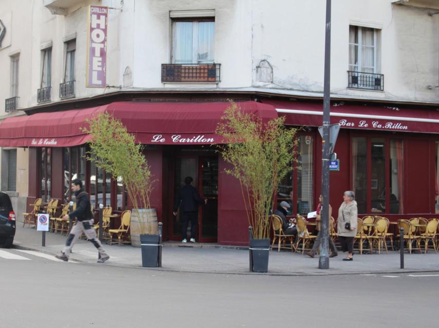 Fachada de Le Carrillon un año después de los atentados de París.