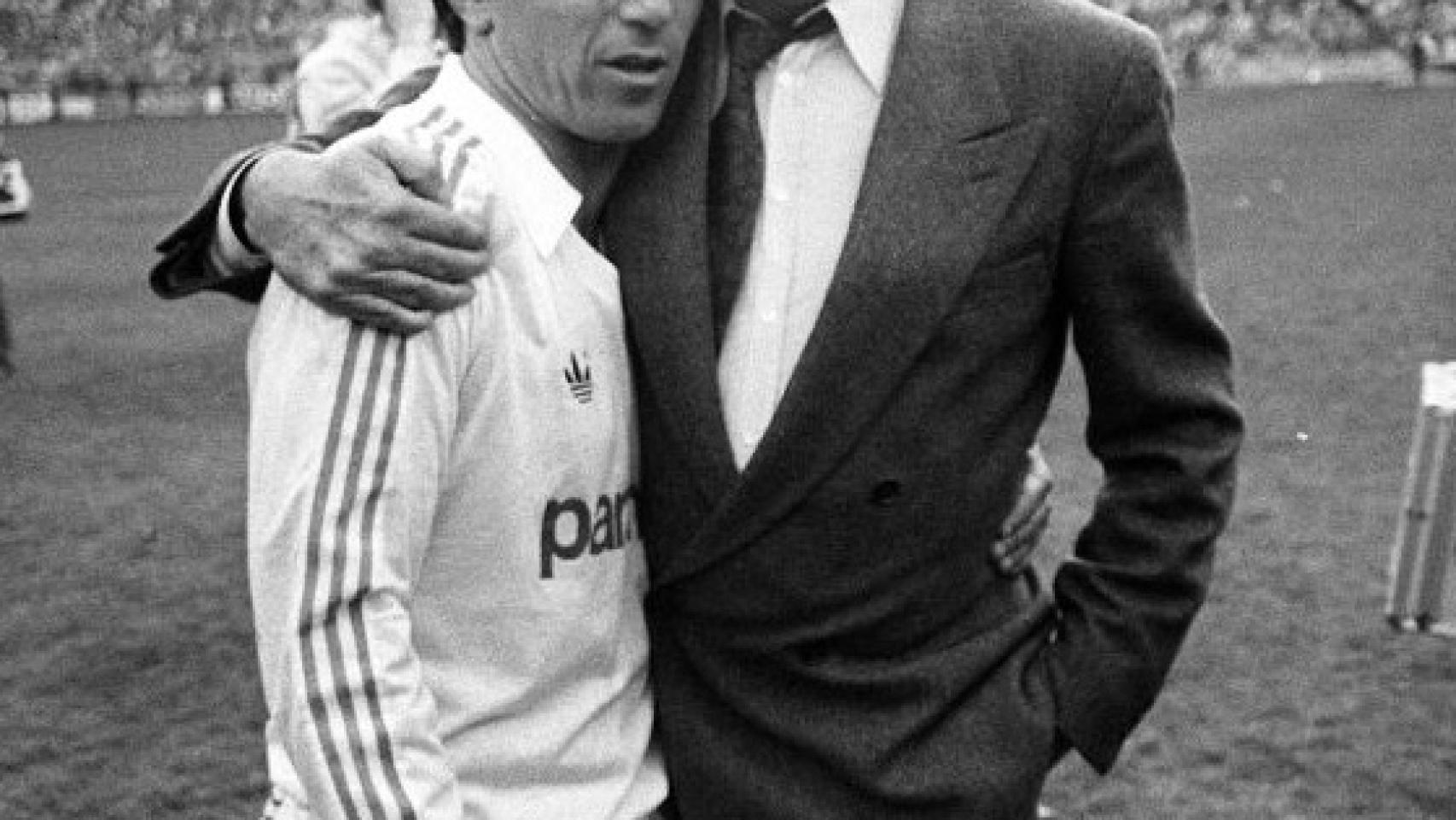 Ramón Mendoza abraza a Juanito en el día de su despedida del Real Madrid