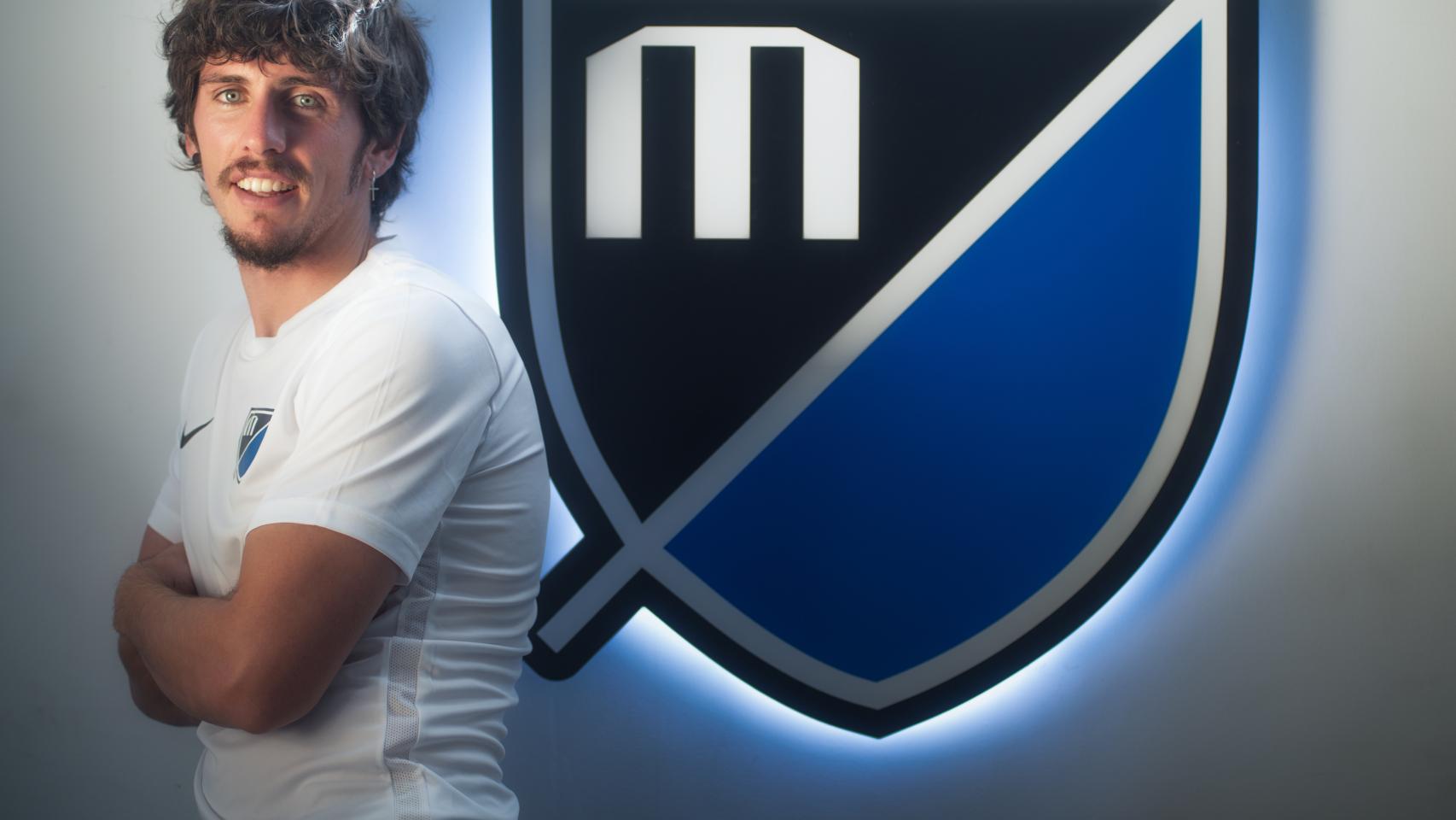 Javier Poves posa en los campos de Iker Casillas (Móstoles).