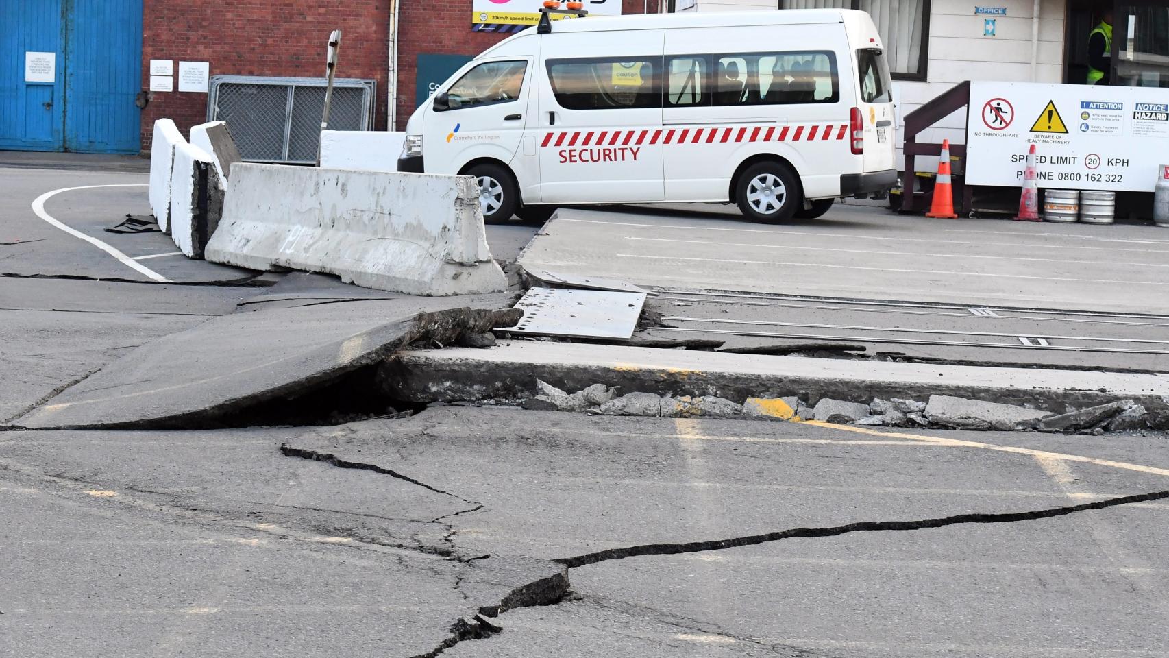 Daños producidos por el terremoto en la calzada.