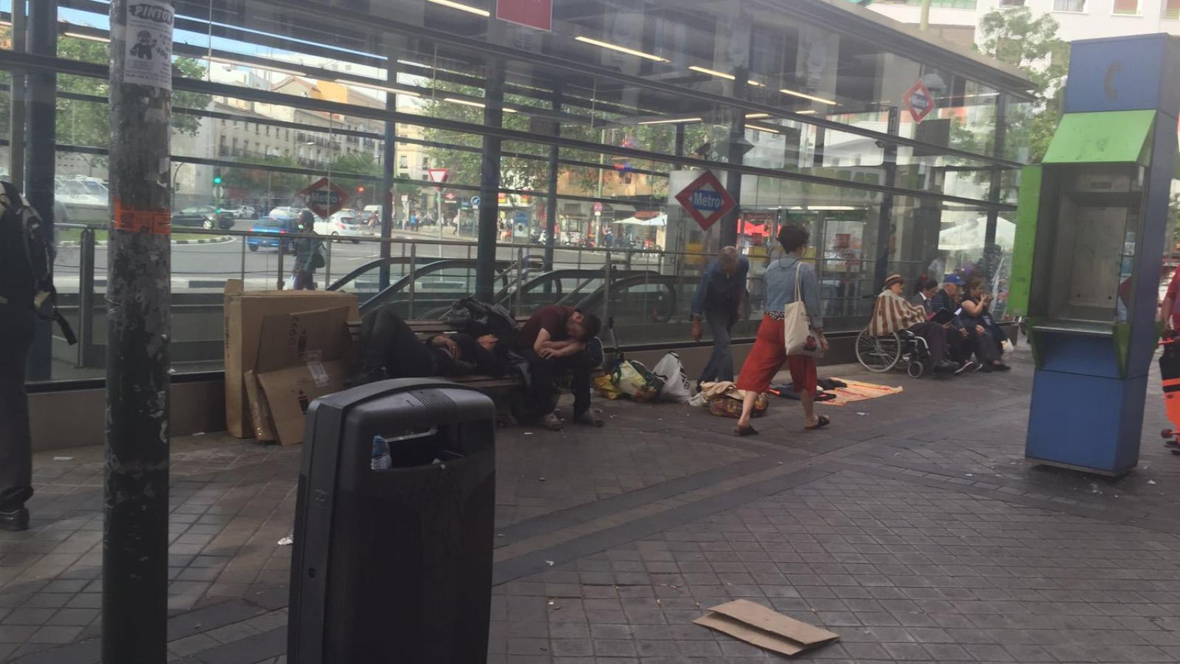 Cada día, los toxicómanos esperan a las cundas en los alrededores del Metro de Embajadores.