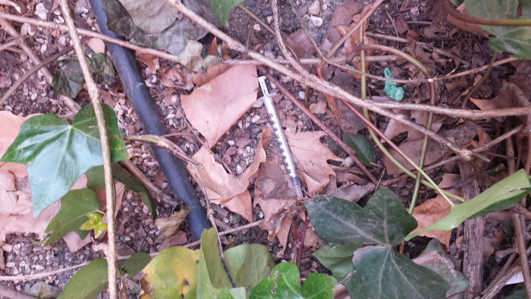 Las jeringuillas son algo con lo que los vecinos de la rotonda tienen que convivir