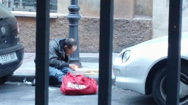 Día tras día, los vecinos observan imágenes como estas en la puerta de sus casas.