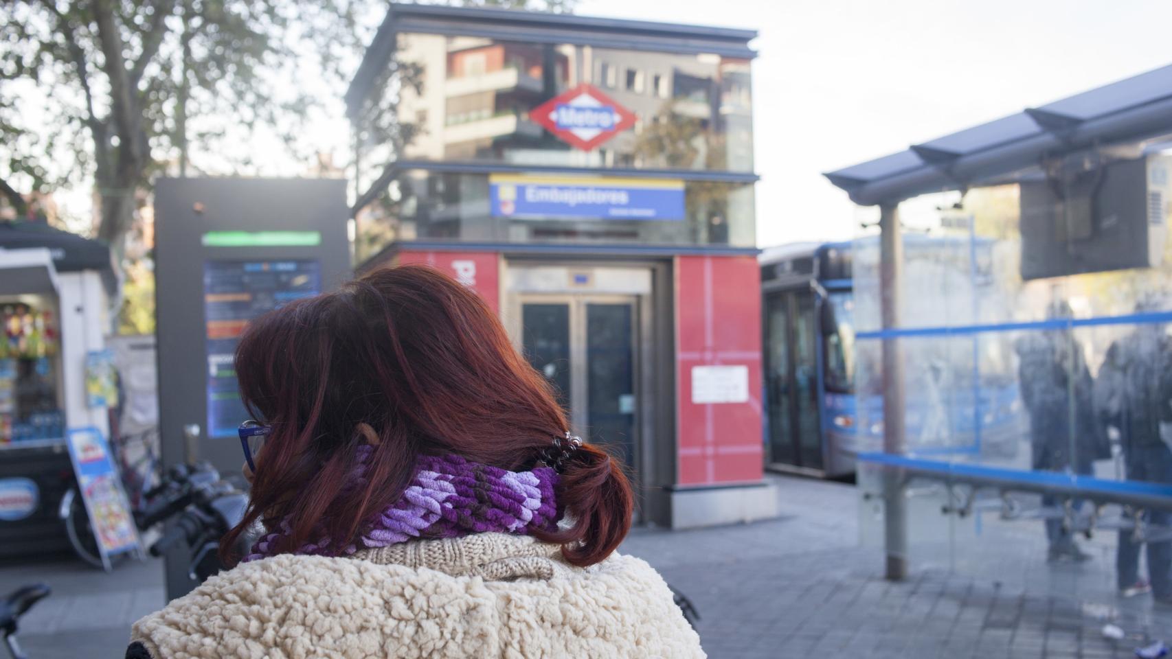 Luisa trabaja a diario informando en la glorieta de los peligros de la drogadicción.