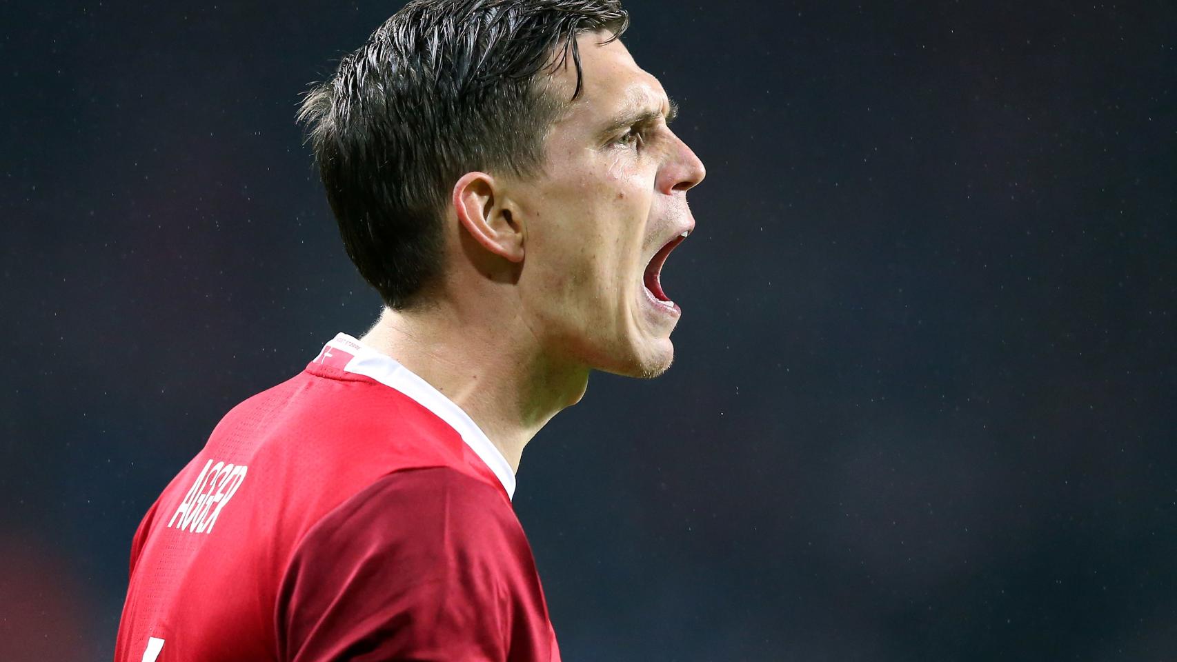 Daniel Agger en un partido con Dinamarca.
