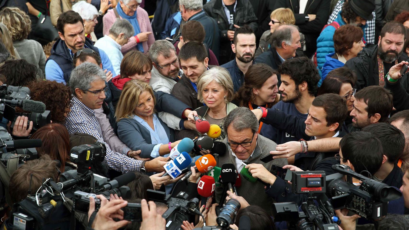 MILES DE PERSONAS PROTESTAN EN BARCELONA EN APOYO CARGOS ELECTOS SOBERANISTAS