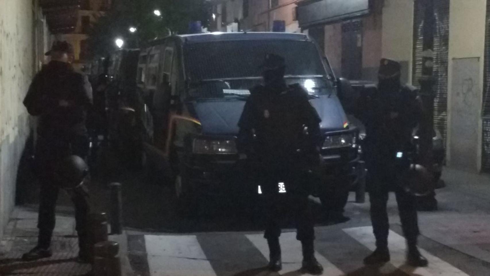 Agentes de la Policía en la calle San Mateo de Madrid.