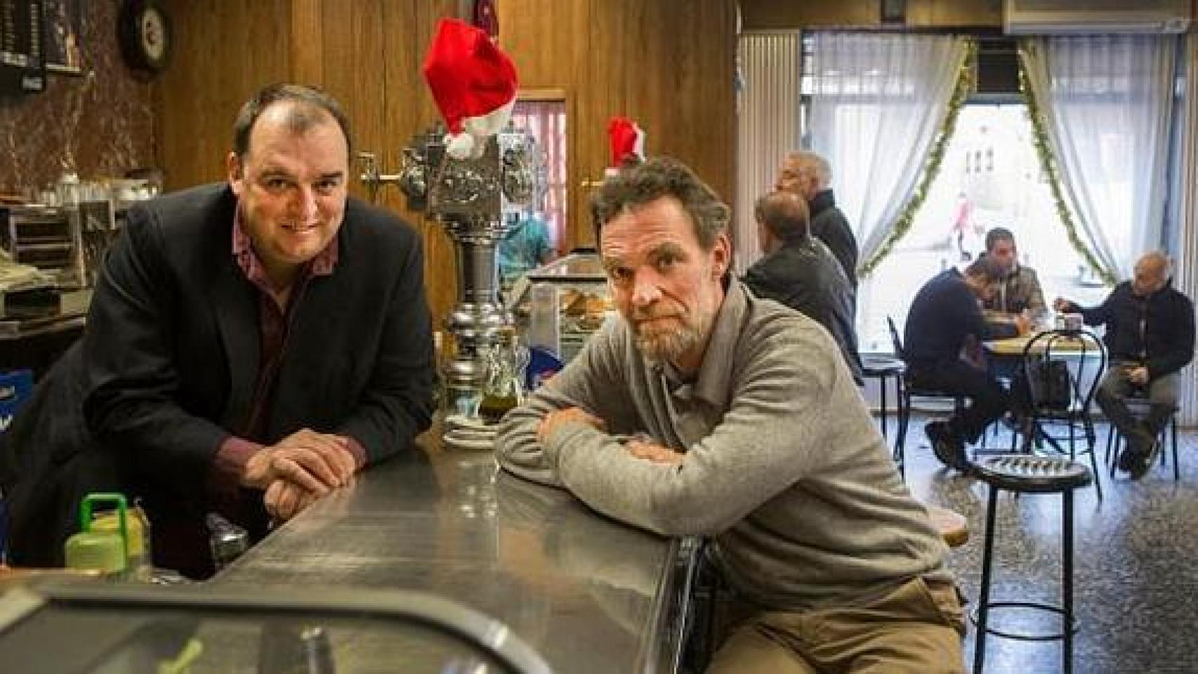 Julián Valcárcel y Alfonso Delgado en el bar que les hizo famosos.