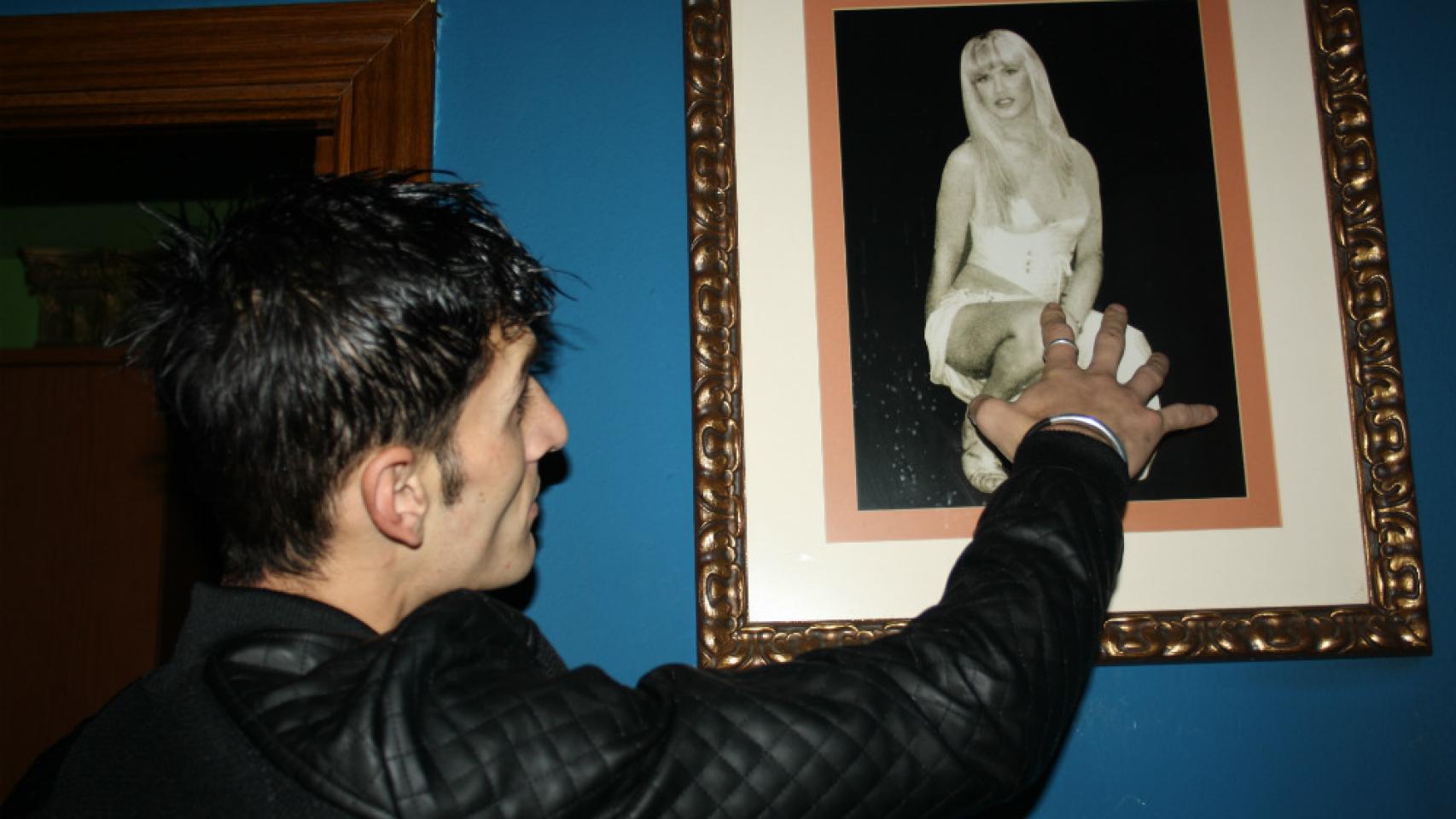 Alin con un cuadro de La Veneno.