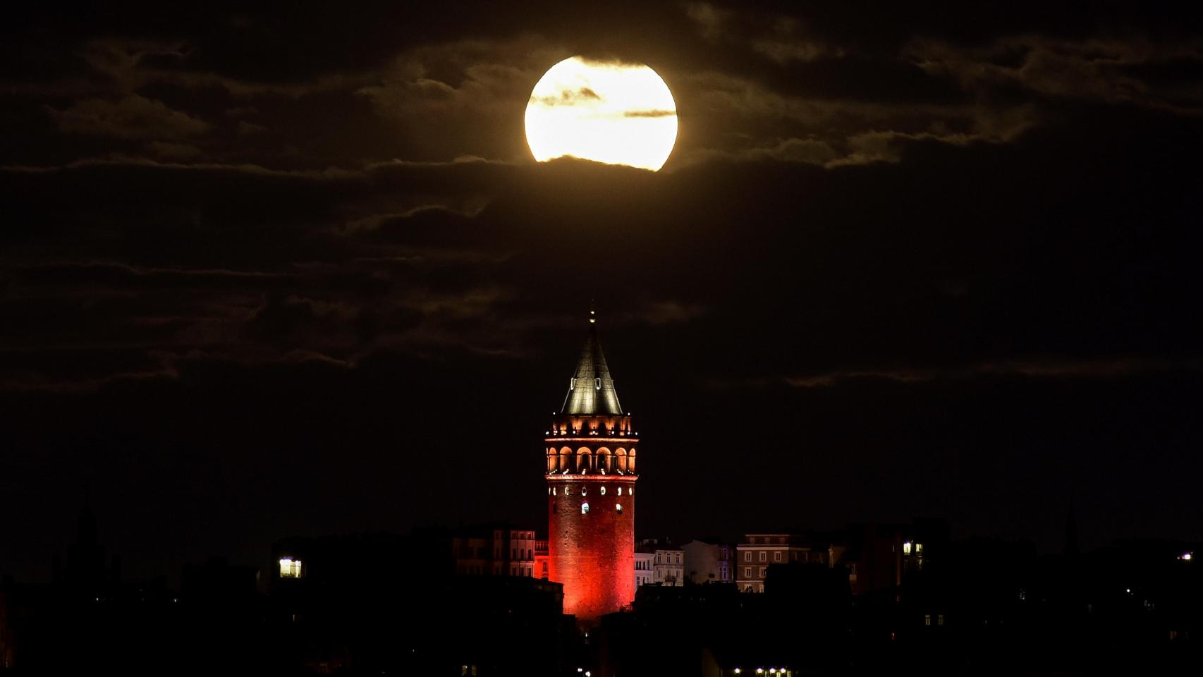 La superluna sobre la histórica torre Galata de Estambul.