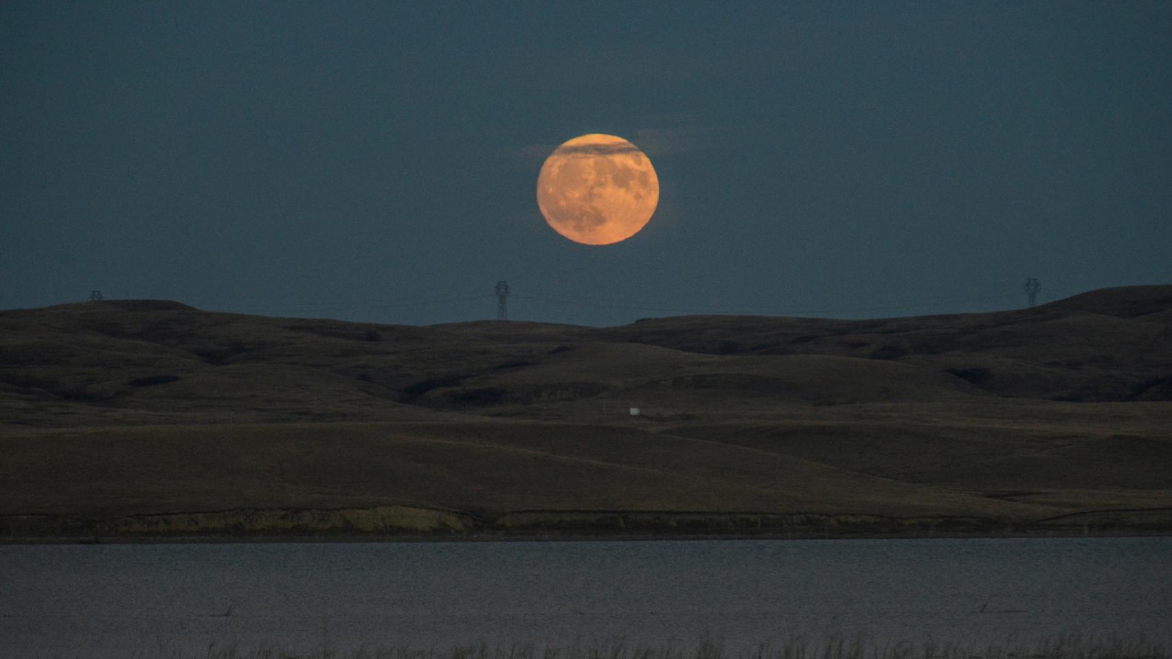 La superluna sobre el río Missouri, foto tomada desde la reserva india de Standing Rock.